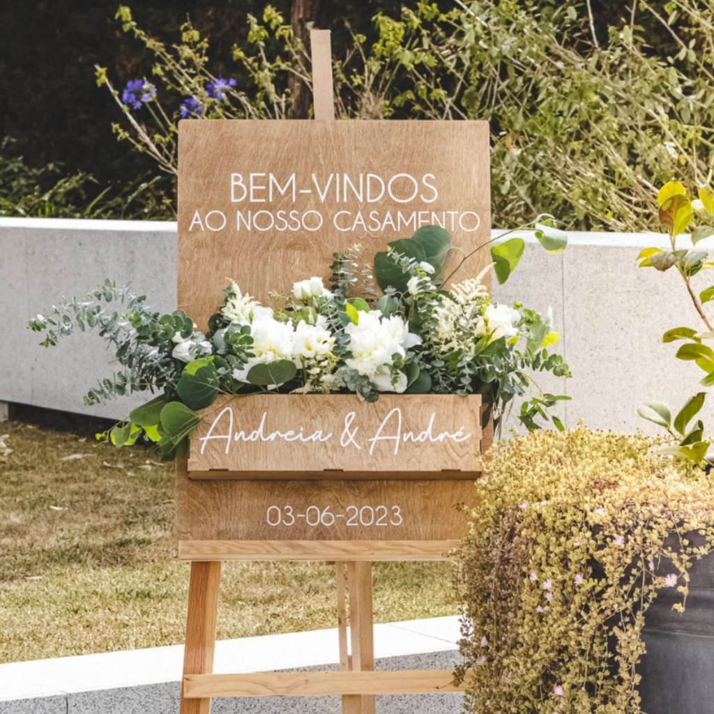 Placa de boas-vindas em madeira para flores