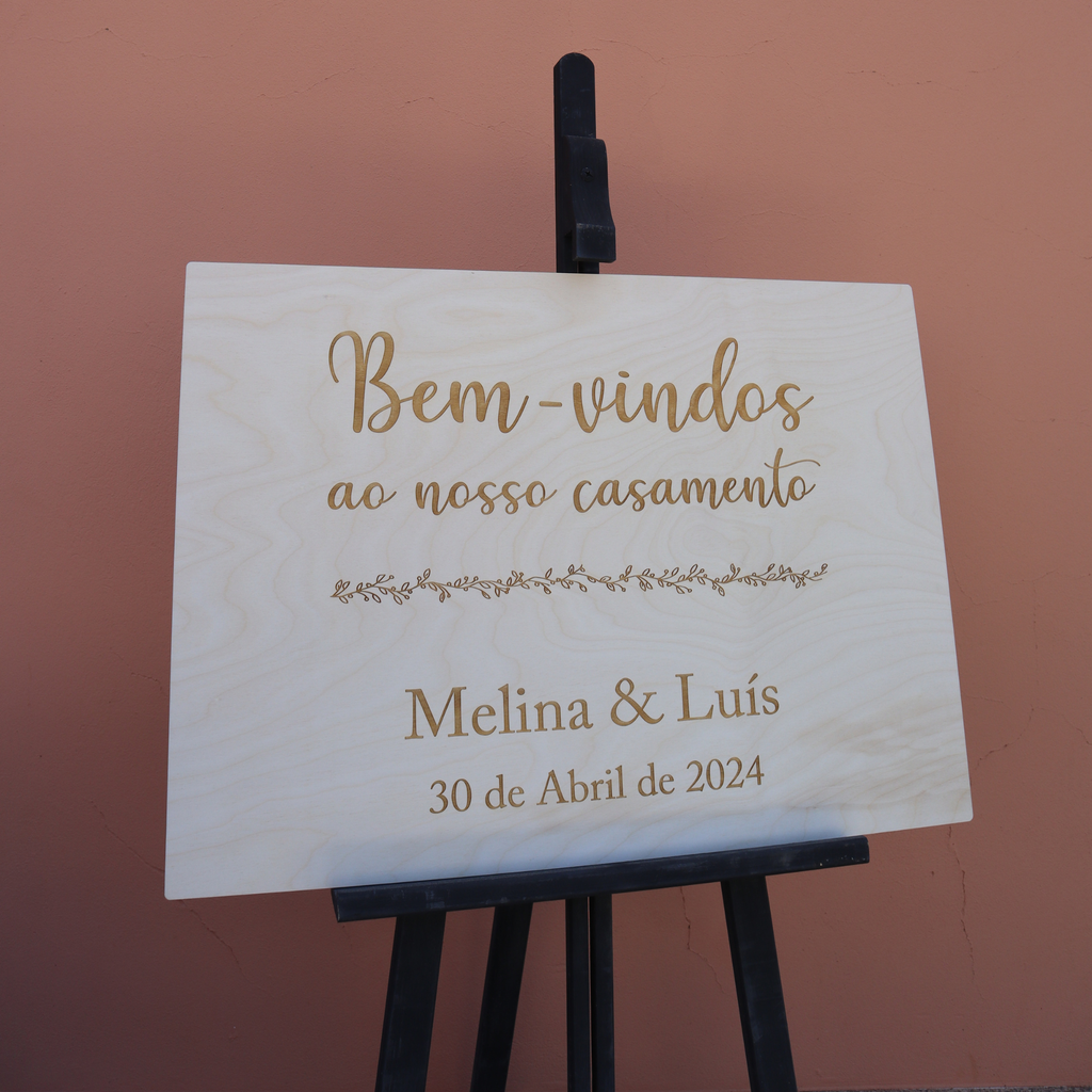 Placa de boas-vindas em madeira clara