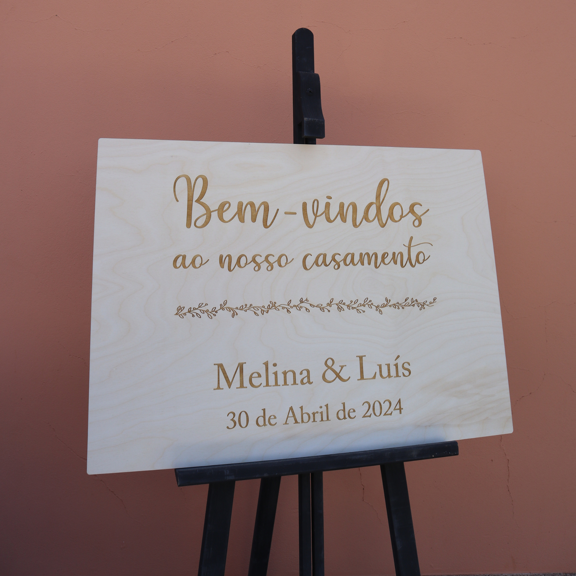 Placa de boas-vindas em madeira clara