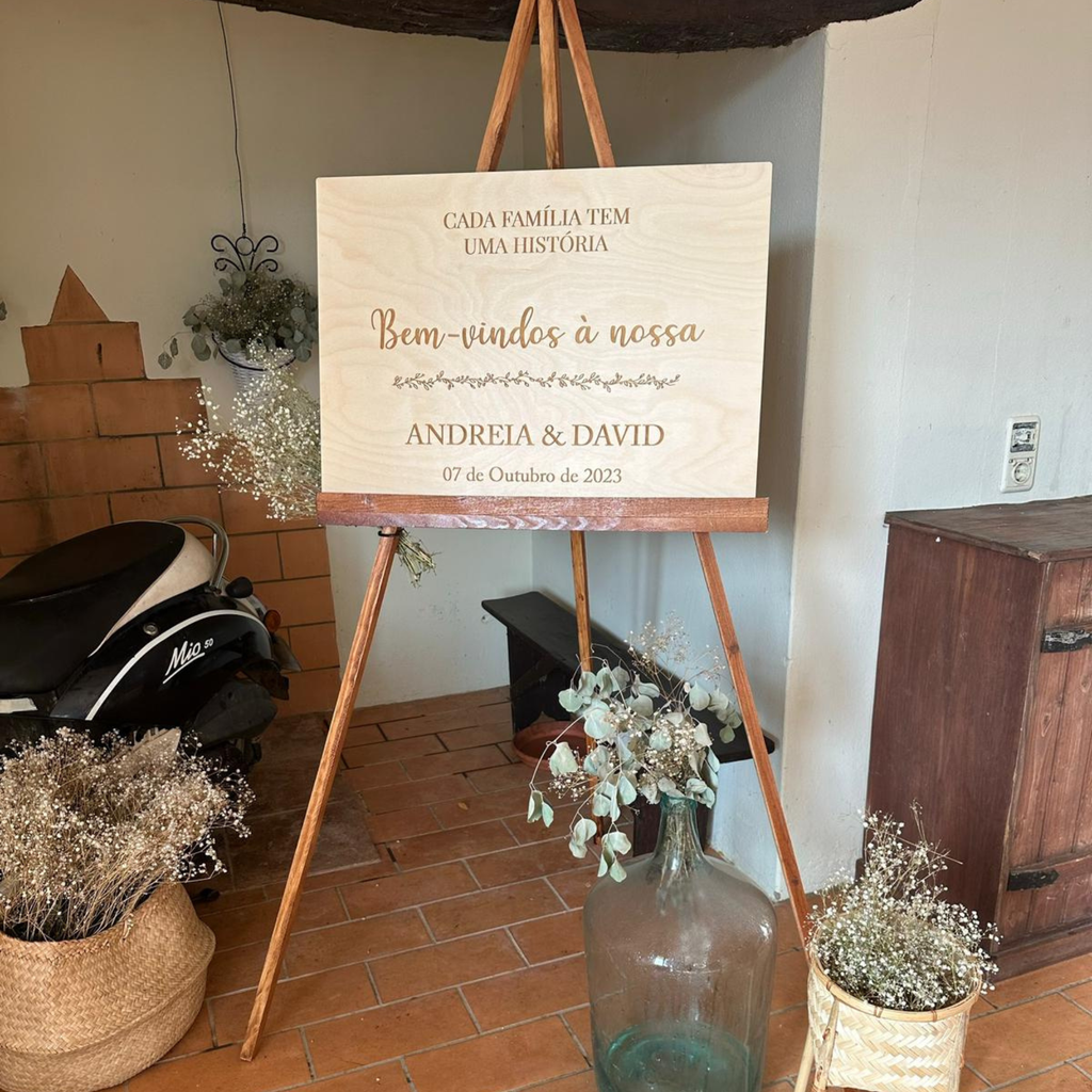 Placa de boas-vindas em madeira clara